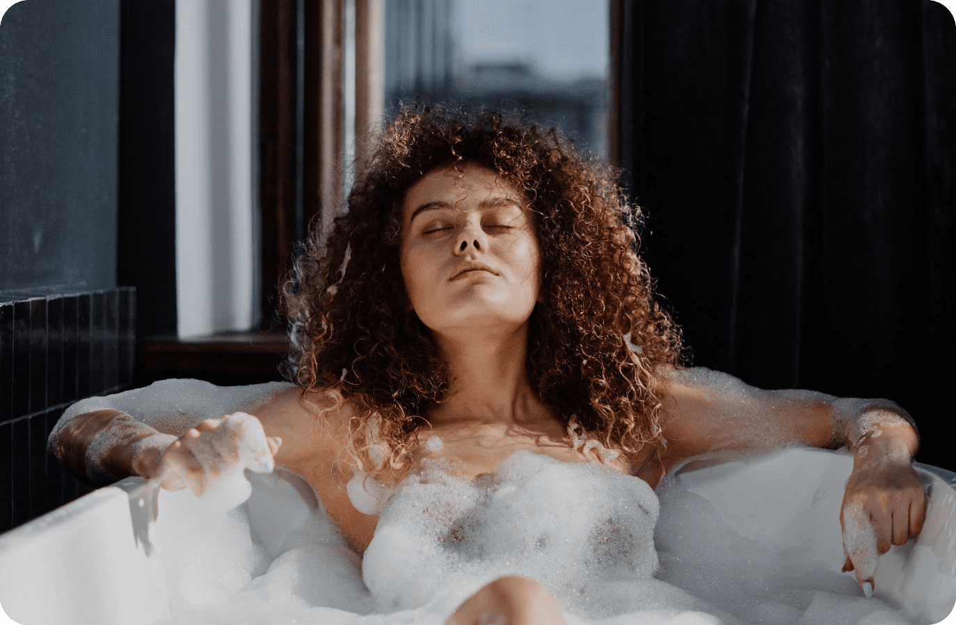 imagem de mulher relaxando em uma banheira com componentes Sanspray